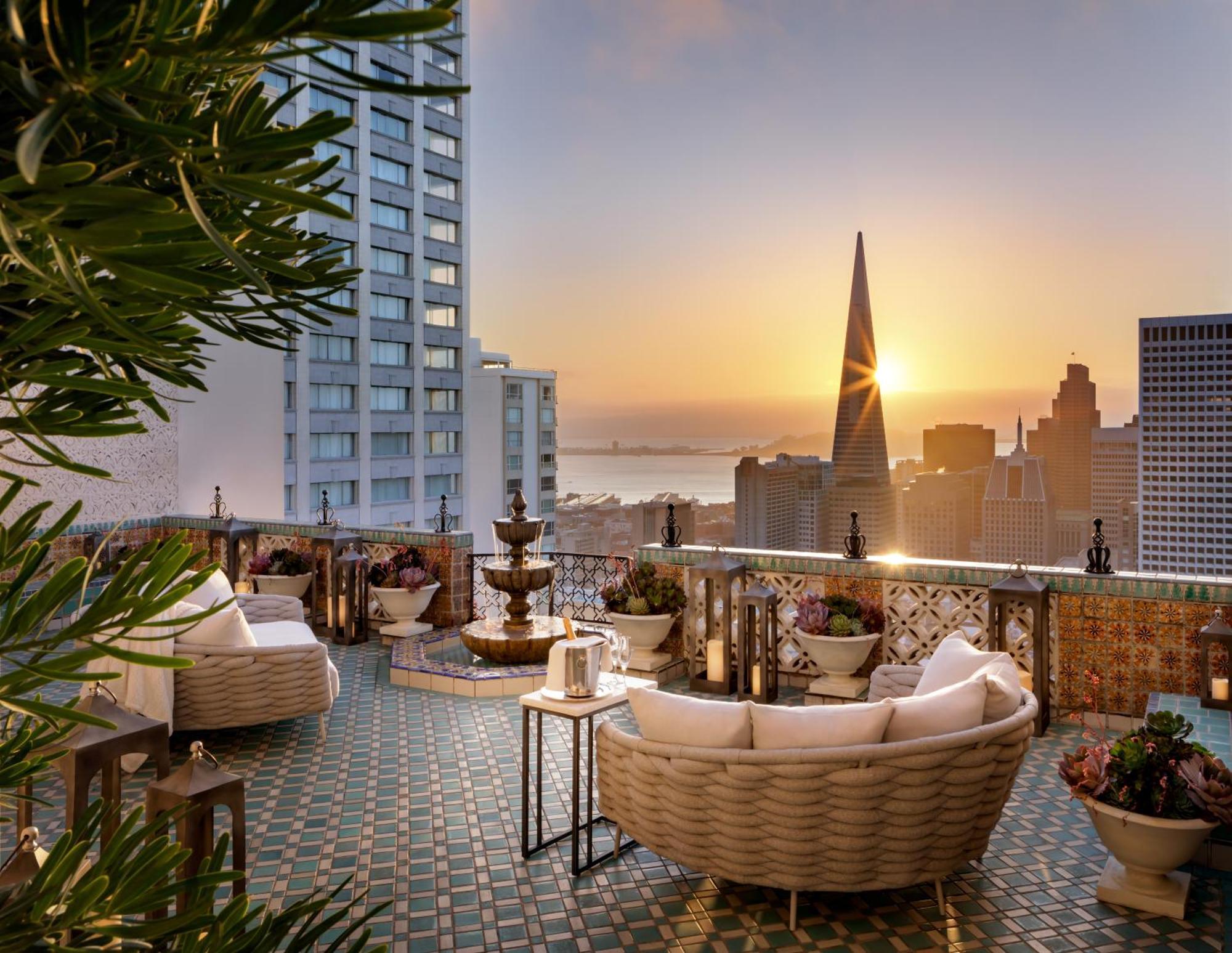 Готель Fairmont Сан-Франциско Екстер'єр фото The rooftop bar at the Four Seasons Hotel