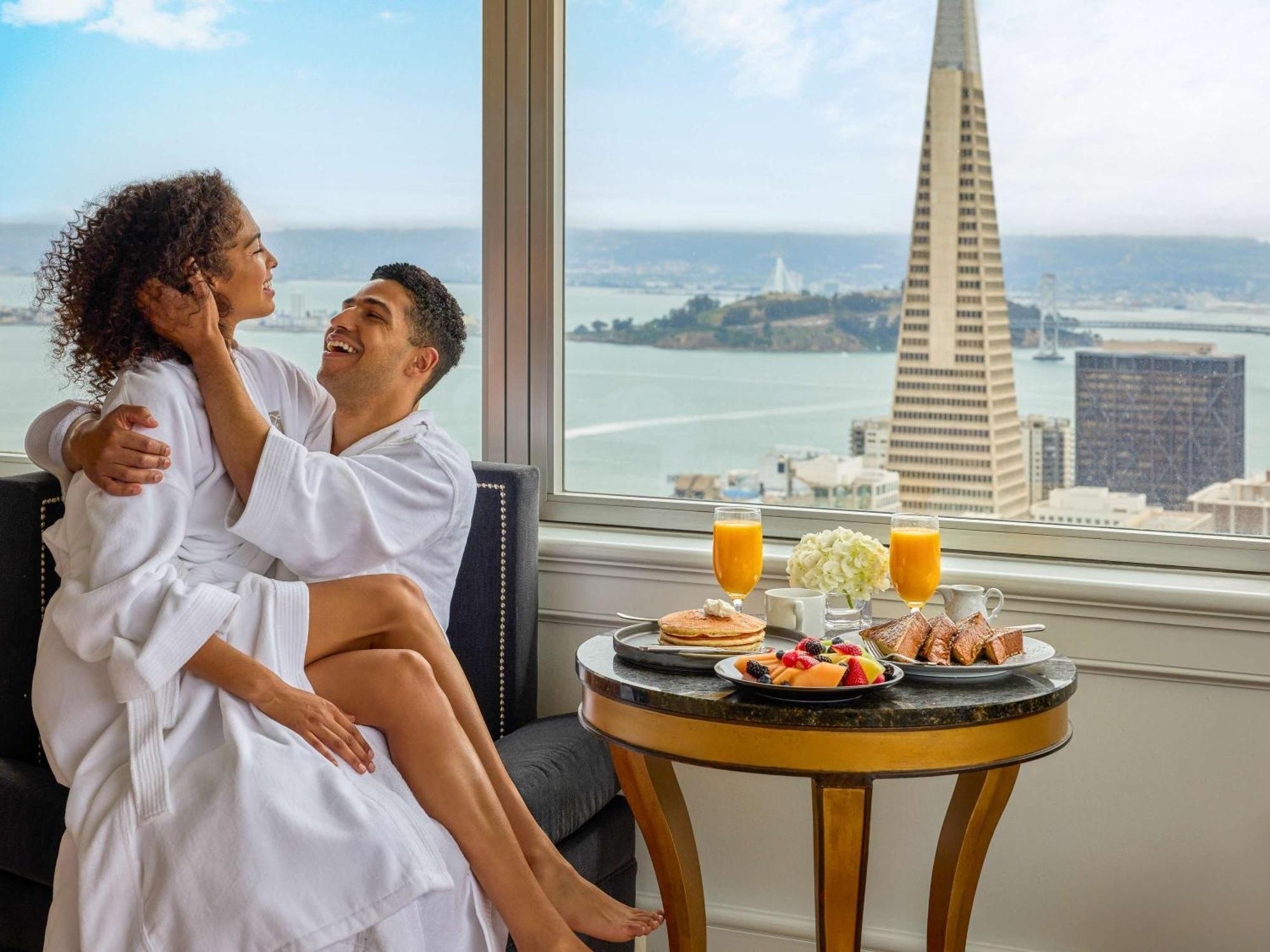 Готель Fairmont Сан-Франциско Екстер'єр фото A couple at the Fairmont San Diego