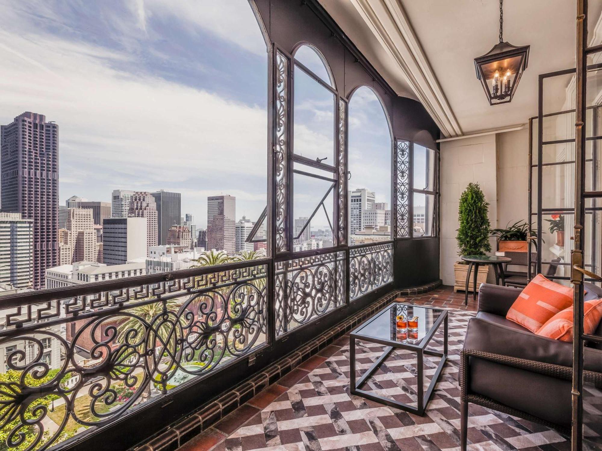 Готель Fairmont Сан-Франциско Екстер'єр фото A view of the balcony of a suite at the St. Regis San Francisco