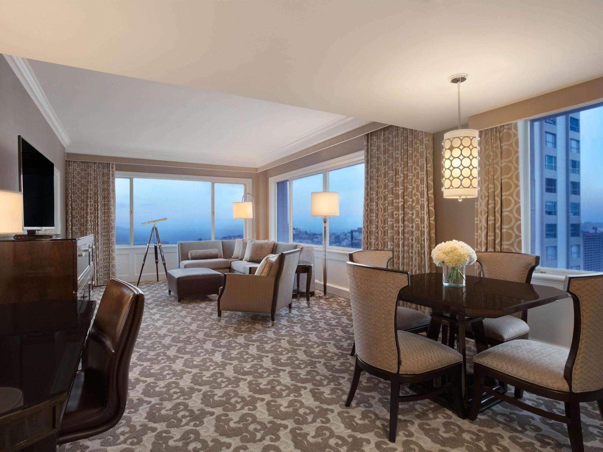 Готель Fairmont Сан-Франциско Екстер'єр фото A suite at the JW Marriott Detroit Renaissance Center