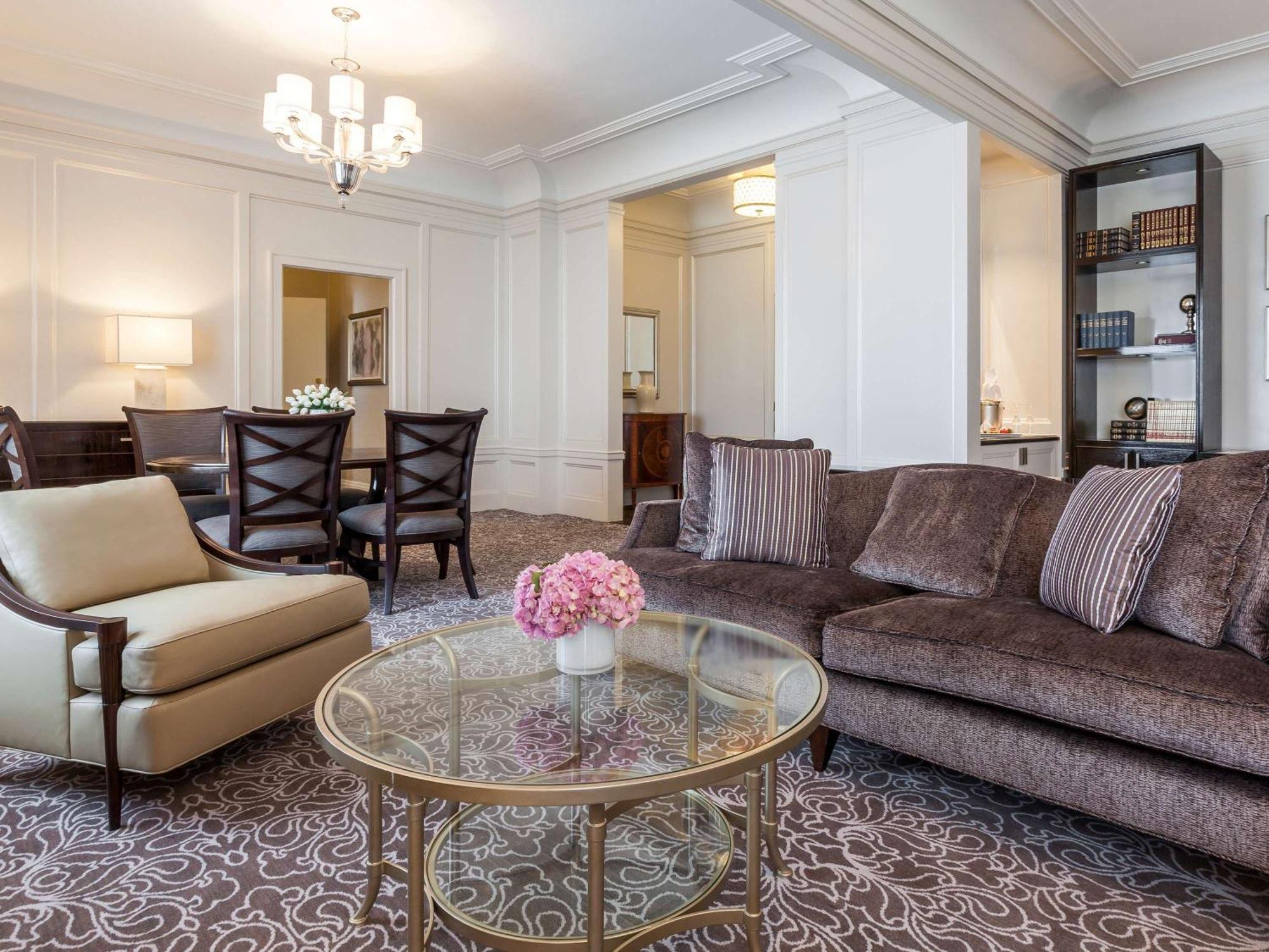 Готель Fairmont Сан-Франциско Екстер'єр фото A living room in a suite at The Ritz-Carlton, Boston